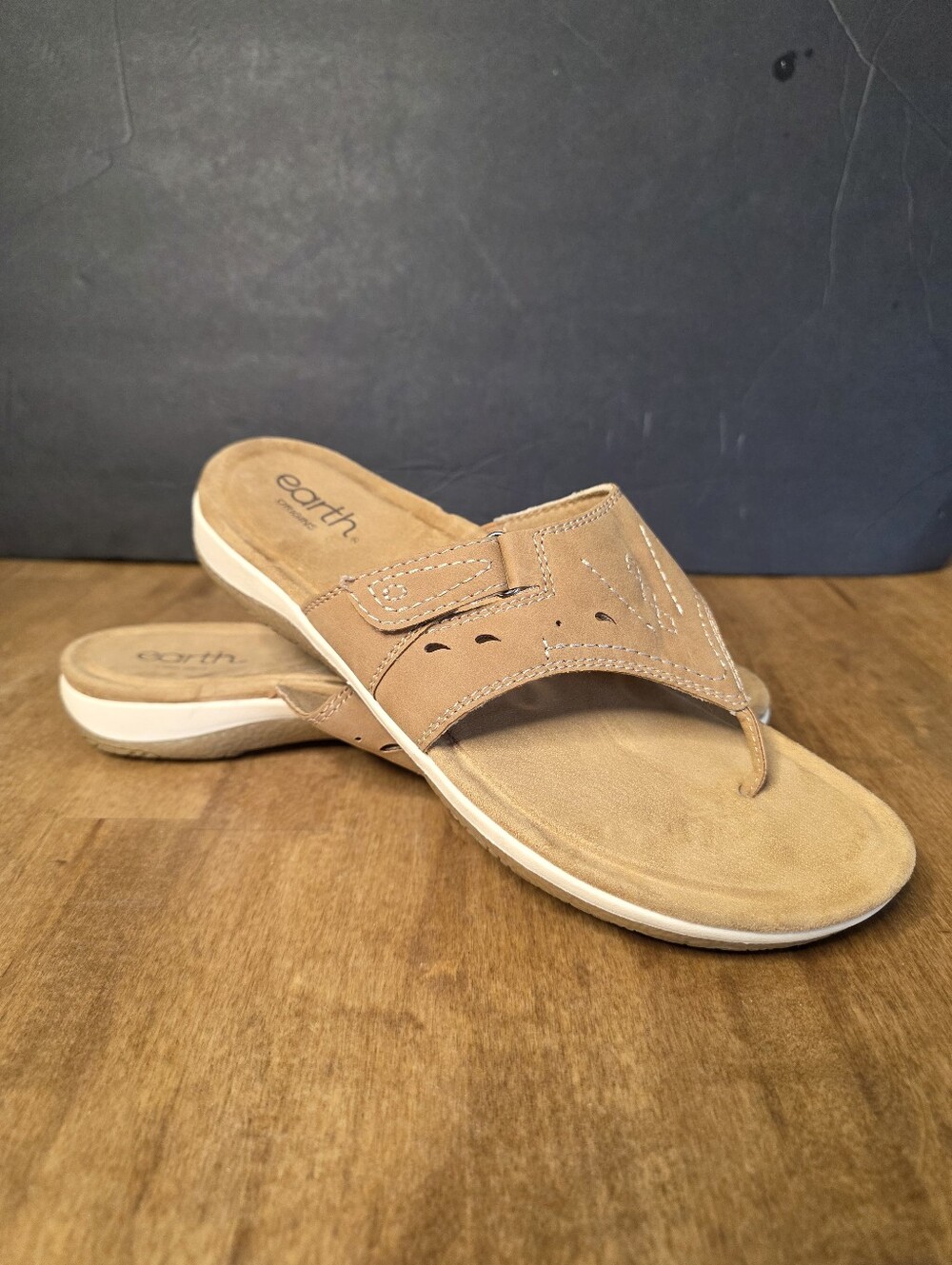 Earth Origins Tan Suede Thong Sandals Size 10